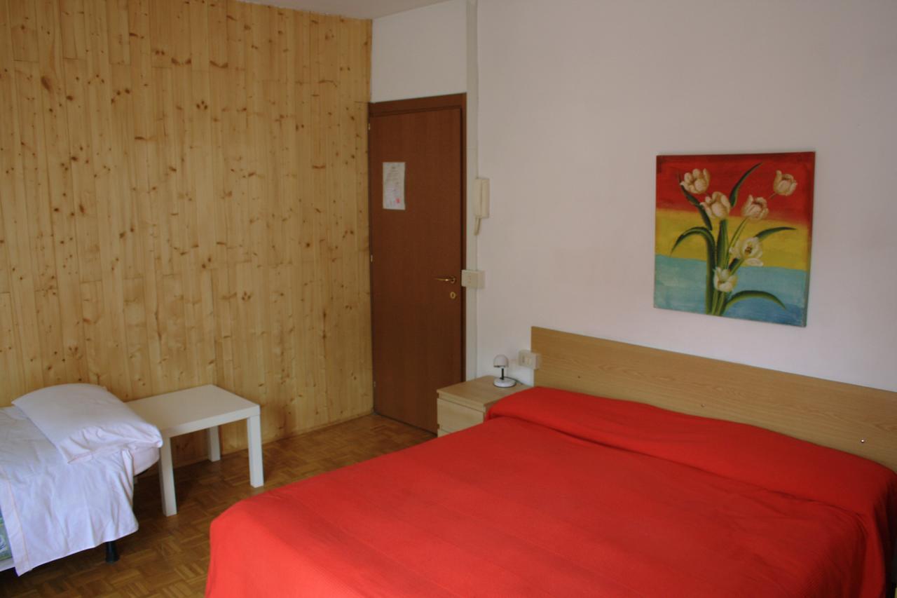 Albergo Della Posta Clusone Bagian luar foto